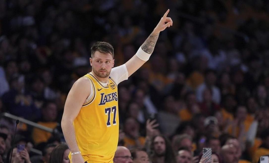 开云-东契奇重返赛场，比赛规则变更首场状态出色，MAD观众沸腾！