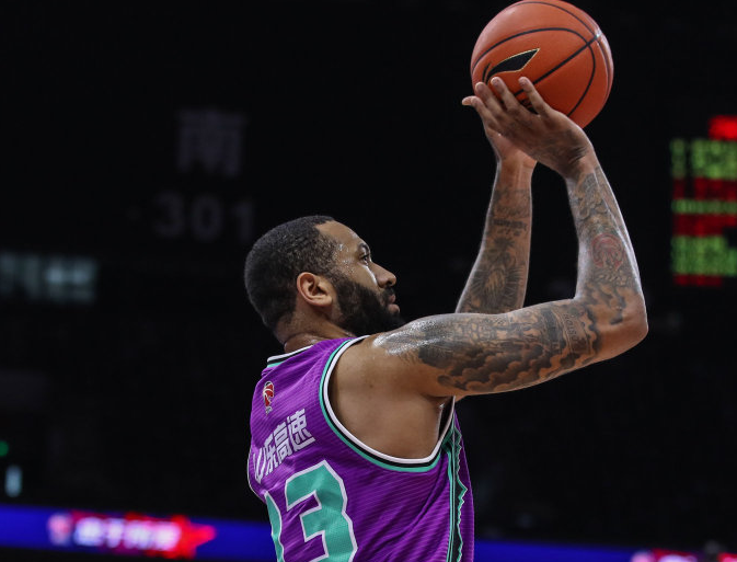 开云体育- 广东宏远迎国王杯关键赛,国际比赛日防线松动,球迷炸锅,临场指挥获称赞