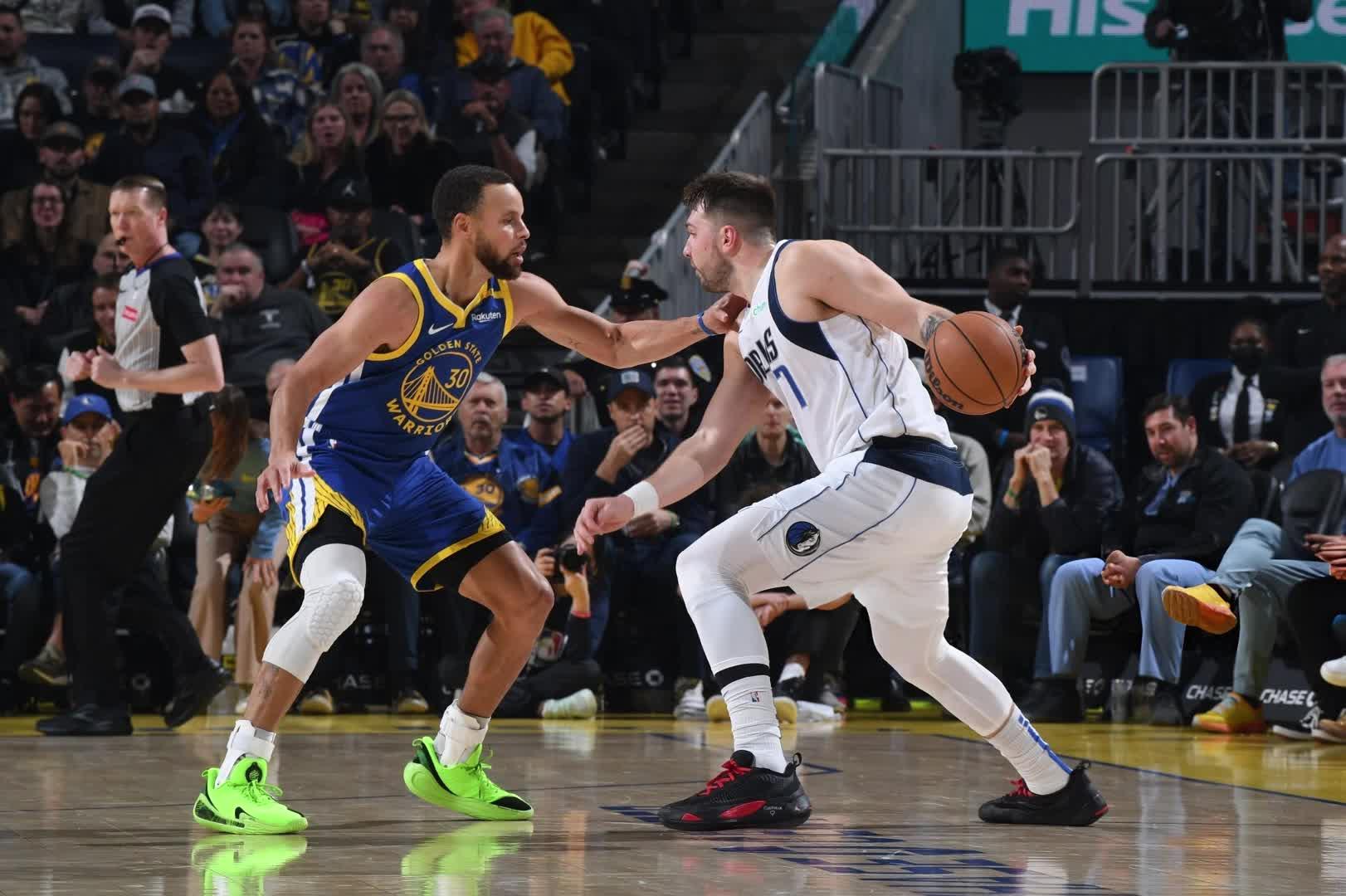 KAIYUN-东契奇回归赛场，战术调整首场状态亮眼，巴塞罗那观众沸腾！的简单介绍